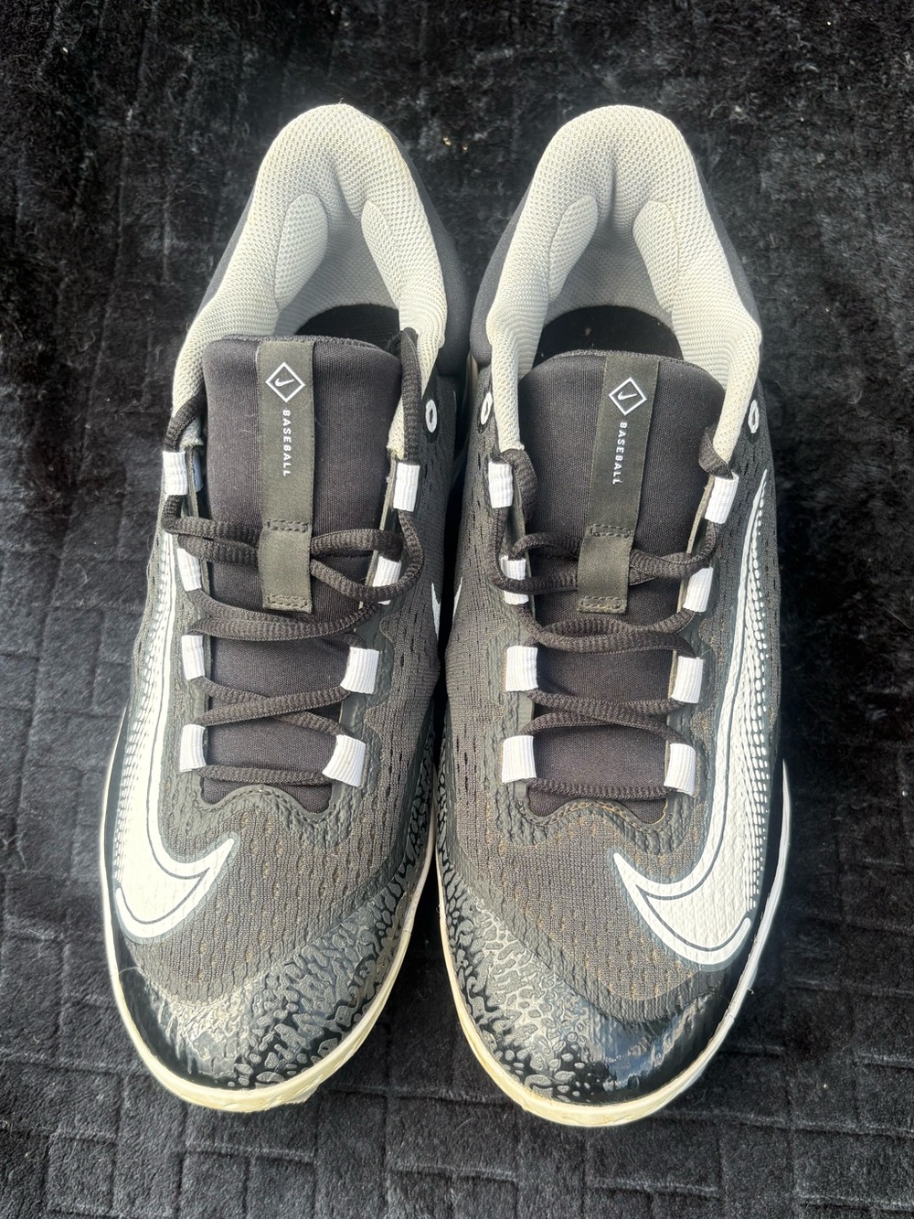 Nike Men’s Size 10.5 Black and White Baseball Cleats Dragon React